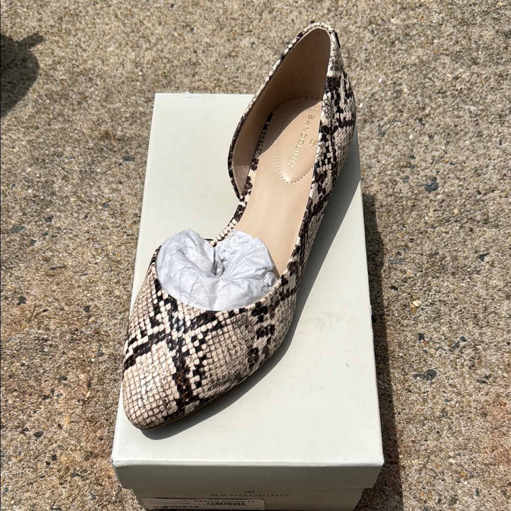 Bandolino Black and Cream Flats for Effortless Style